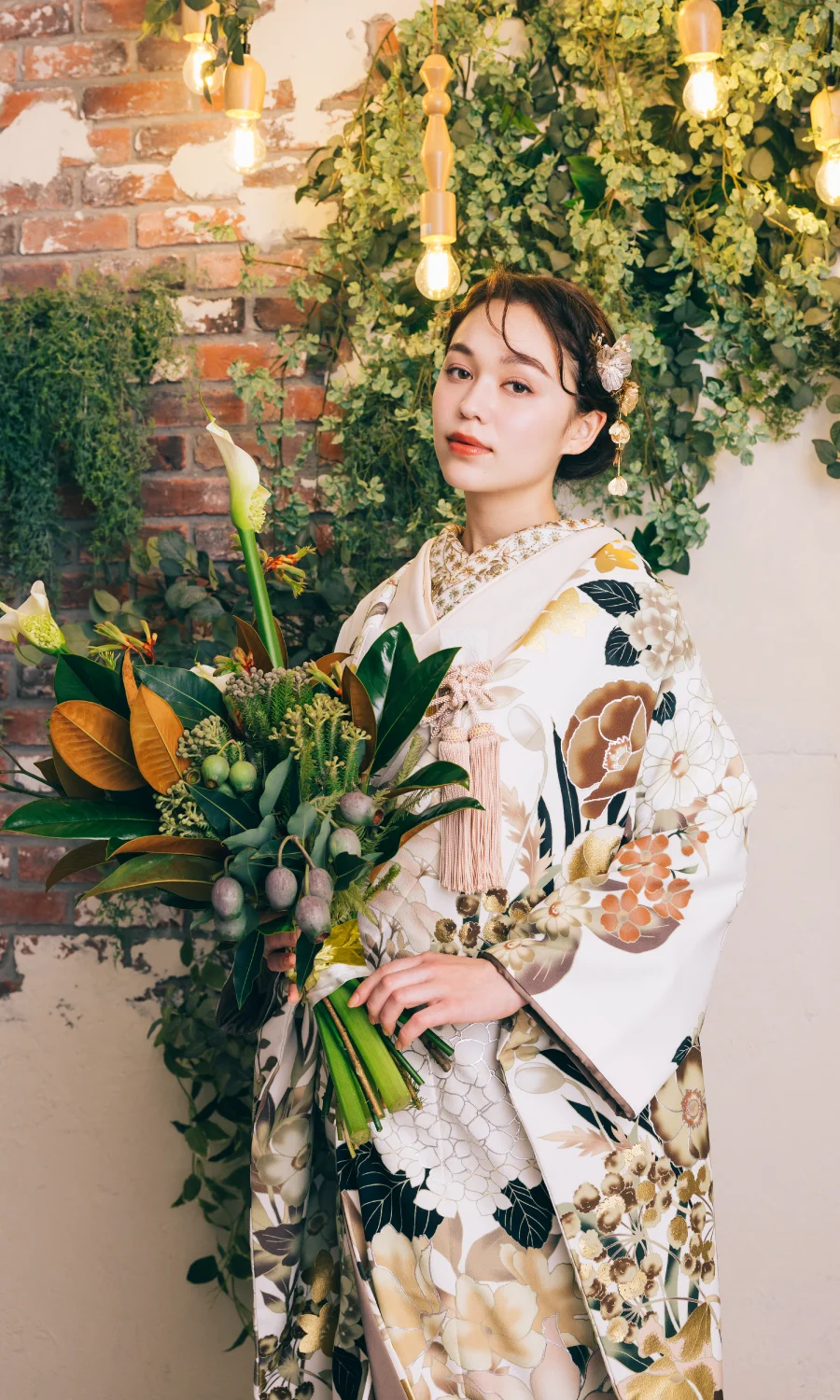打掛に馴染んだ花束を持つ新婦様の和装前撮り