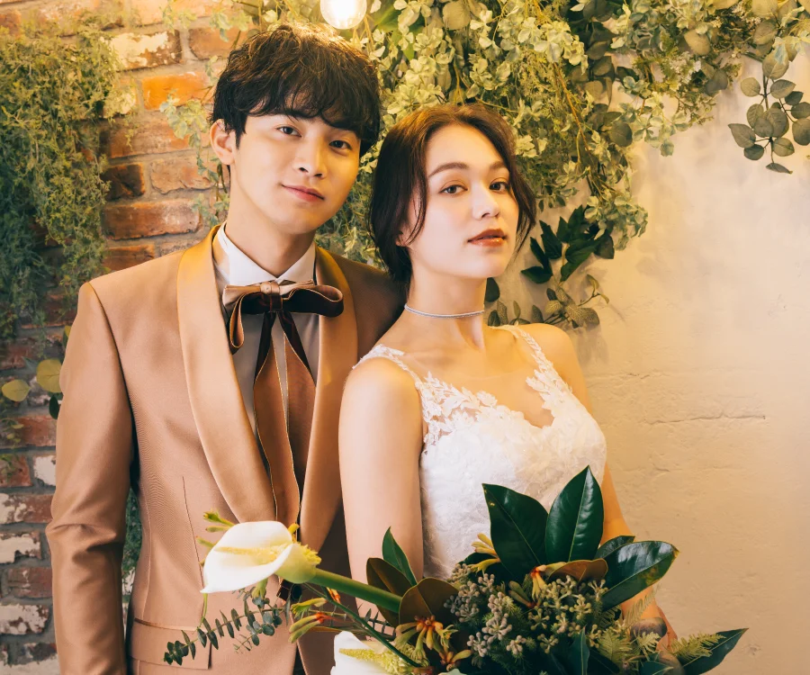 互いに微笑みあう新郎新婦様の結婚写真