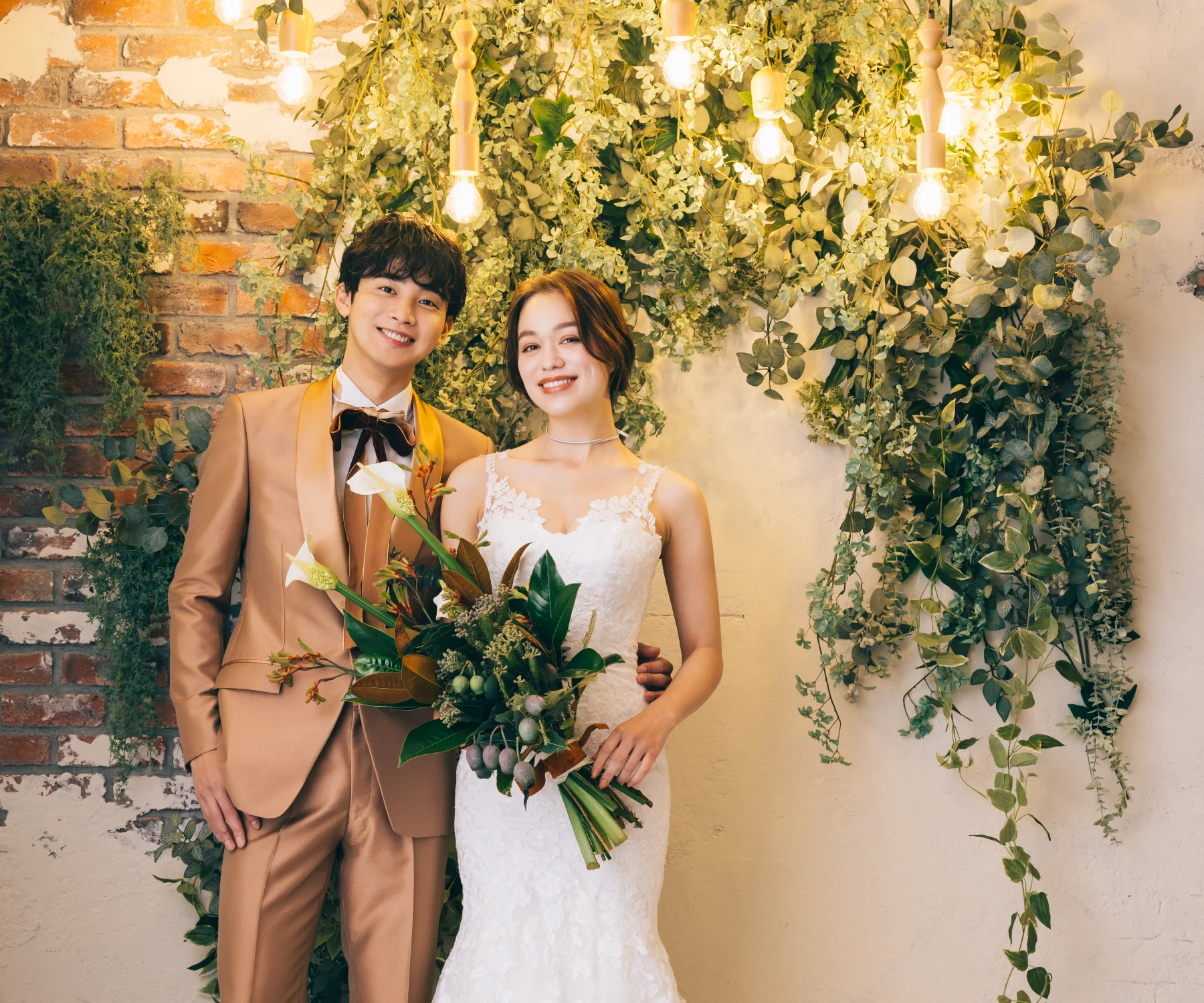 漆喰の壁から顔をのぞかせる赤レンガとレトロチックなドライフラワーのスタジオ