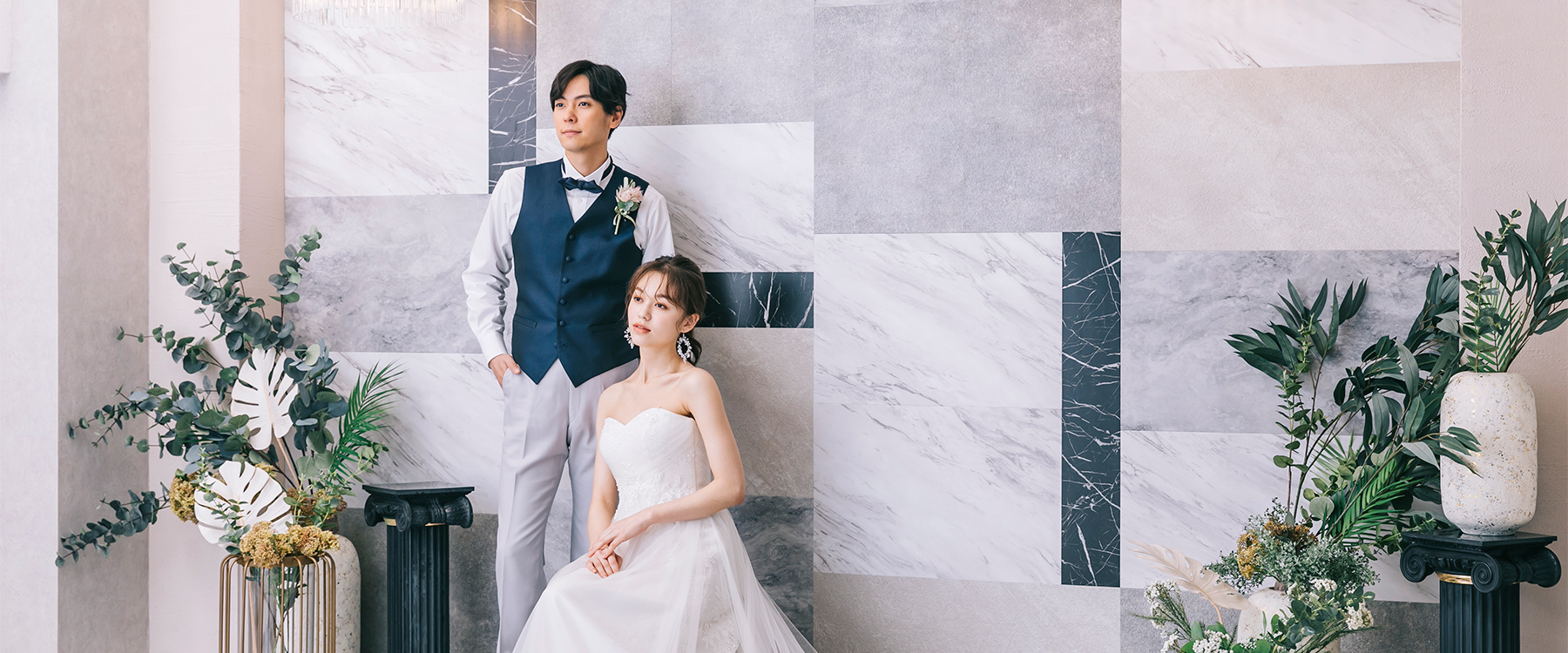 凛とした表情の新郎新婦様の結婚写真