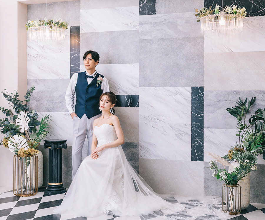 凛とした表情の新郎新婦様の結婚写真