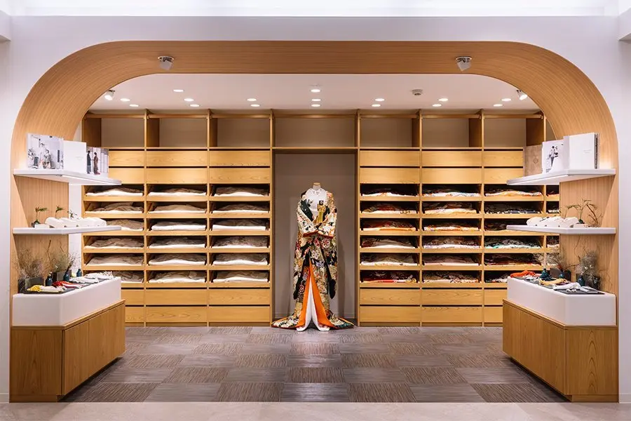 豊富な衣裳とアイテムが棚に並んでいる様子