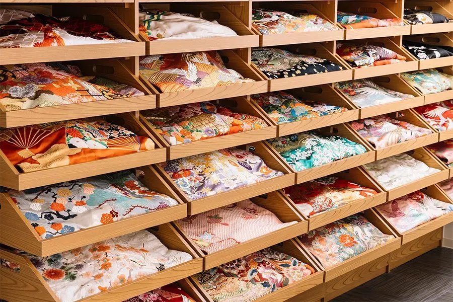棚に並べられた豊富な種類の衣裳