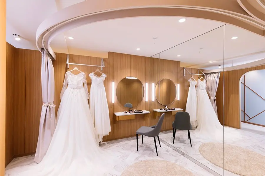 ドレスが吊るされたメイクルーム