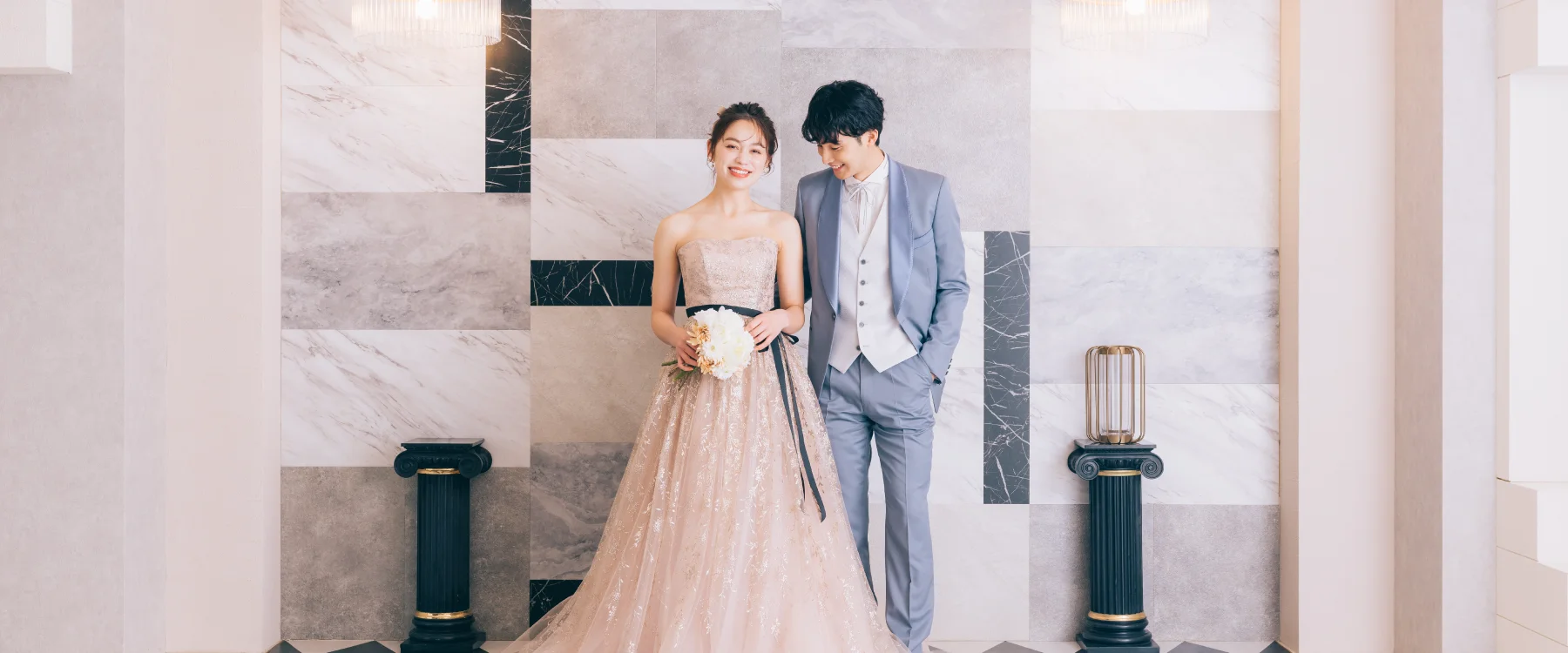 凛とした表情の新郎新婦様の結婚写真