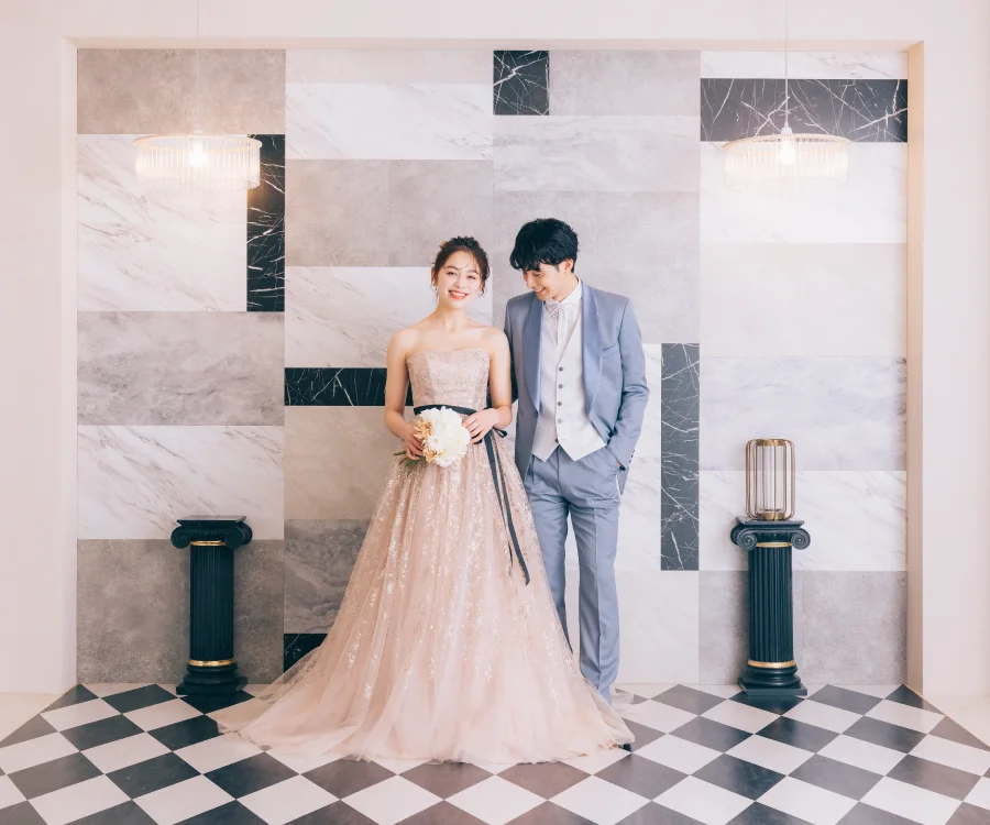 凛とした表情の新郎新婦様の結婚写真