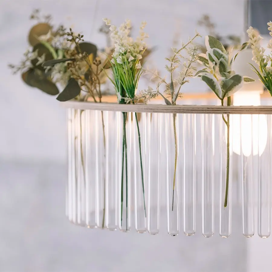 試験管に入っている草花の写真