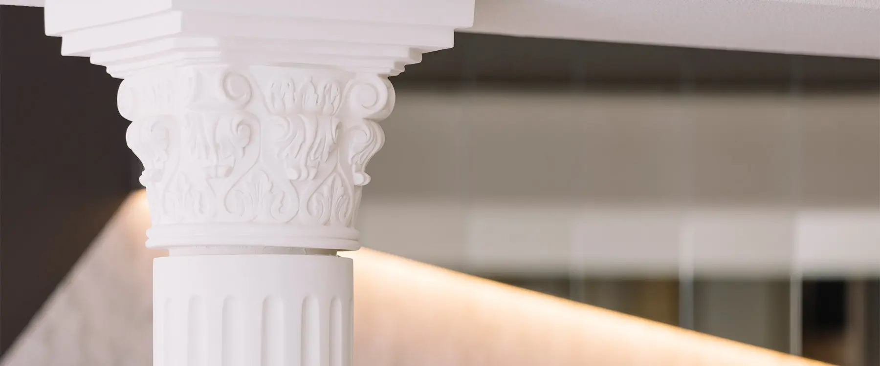 美しい彫刻が施された白色の柱の写真