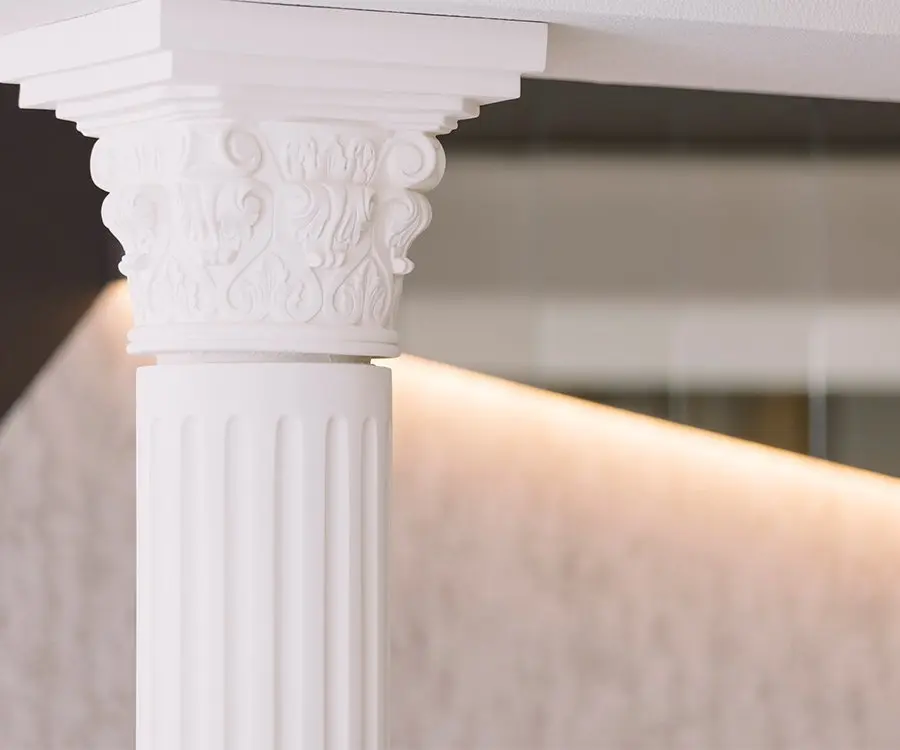 美しい彫刻が施された白色の柱の写真