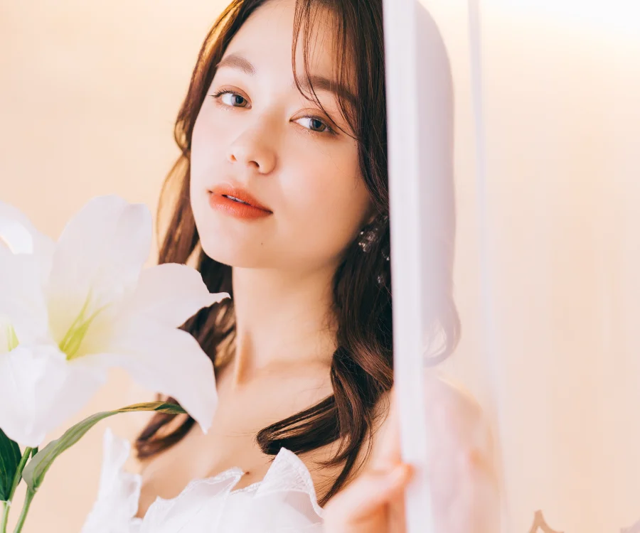 花束を持ってこちらを見つめる新婦様の和装前撮り