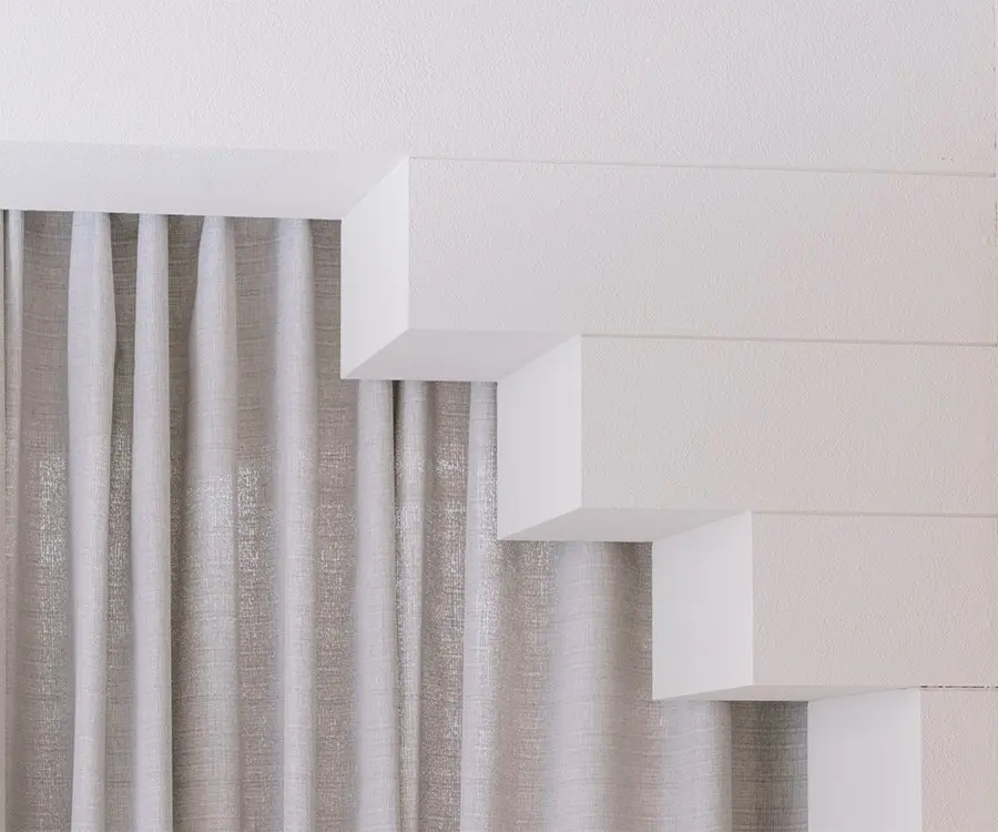 精妙に作られた天井にかかる螺旋階段の写真