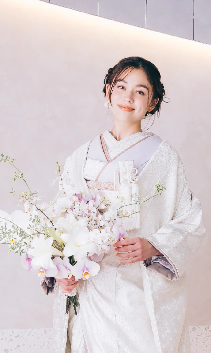 ブーケを持った笑顔の新婦様のウェディングフォト