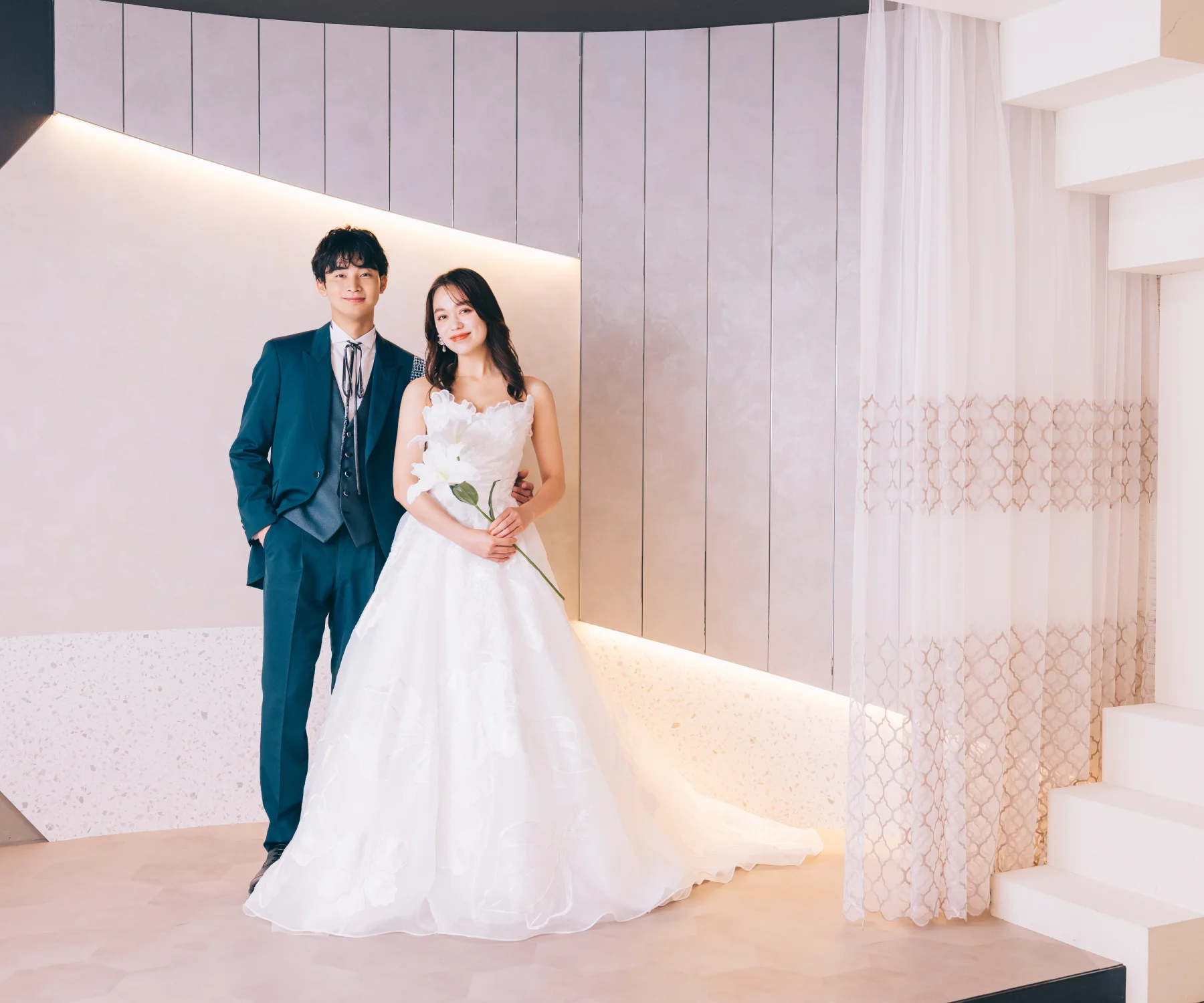 鏡張りの螺旋階段スタジオでブーケを持った新婦様のウェディングフォト