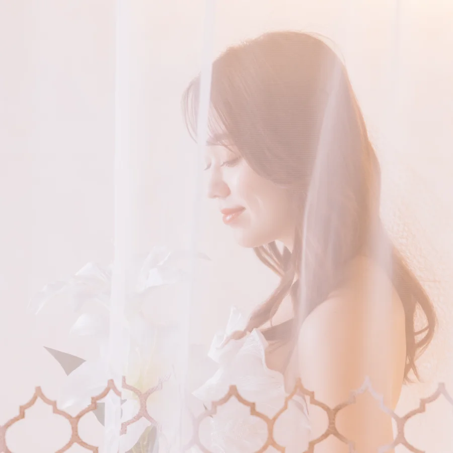 壁面に敷かれた美しい鏡張りの写真