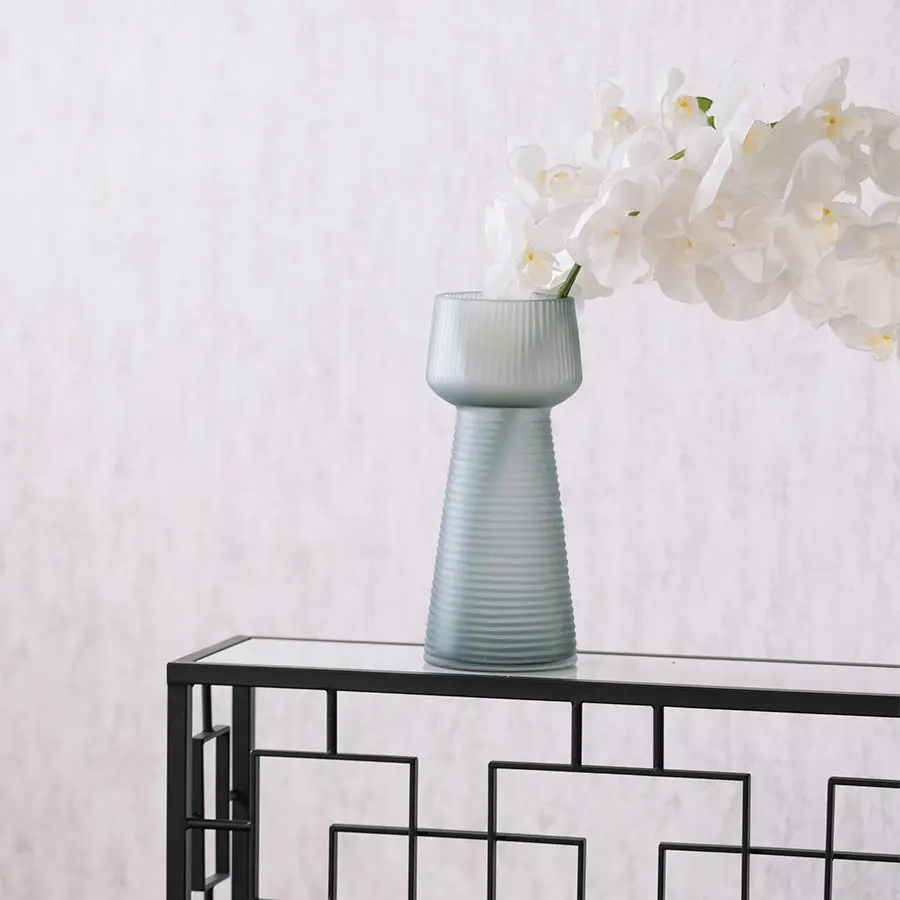 お洒落な花瓶に純白の花が入っている写真