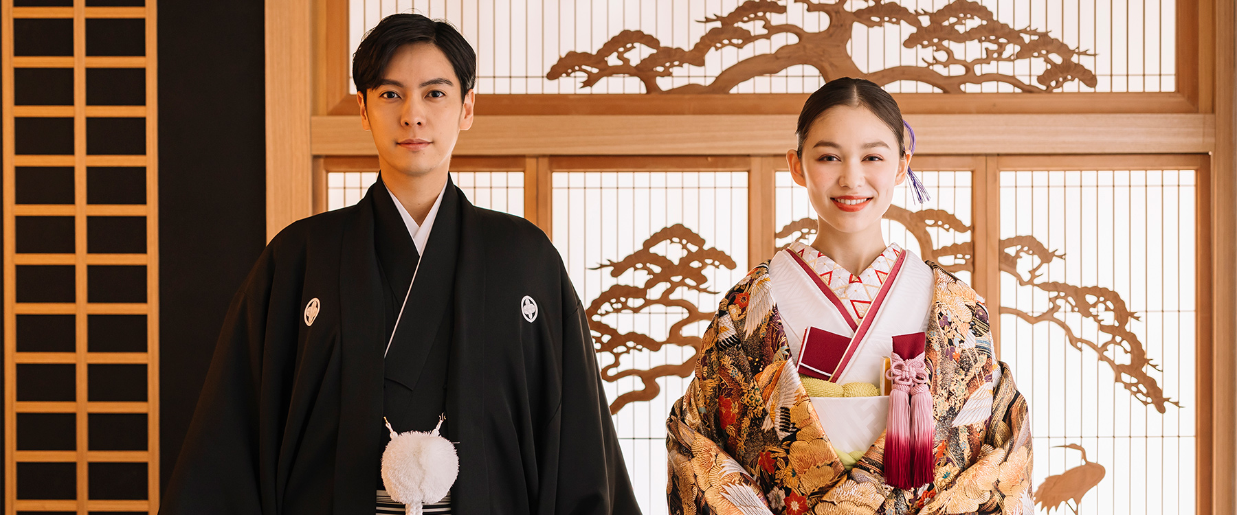 和室で並ぶ新郎新婦様の結婚写真