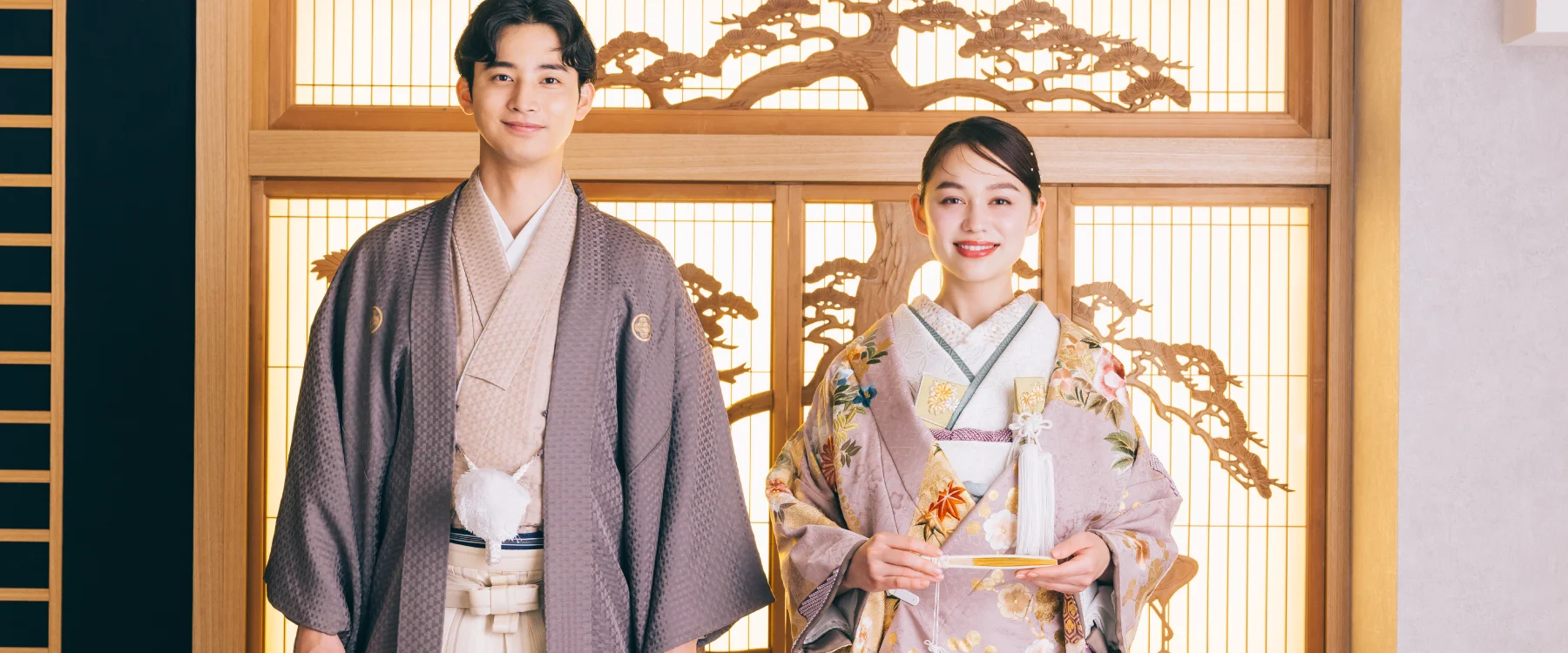 和室で並ぶ新郎新婦様の結婚写真