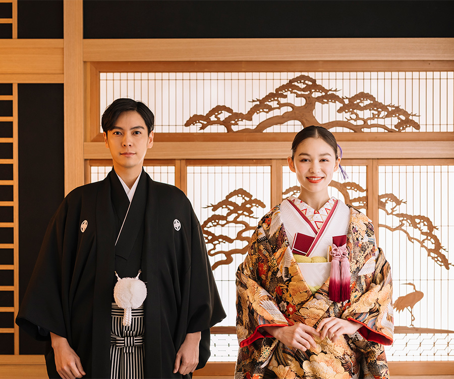和室で並ぶ新郎新婦様の結婚写真