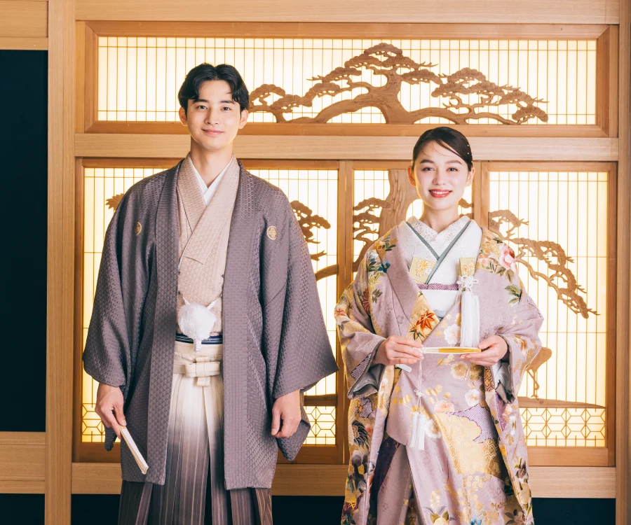 和室で並ぶ新郎新婦様の結婚写真
