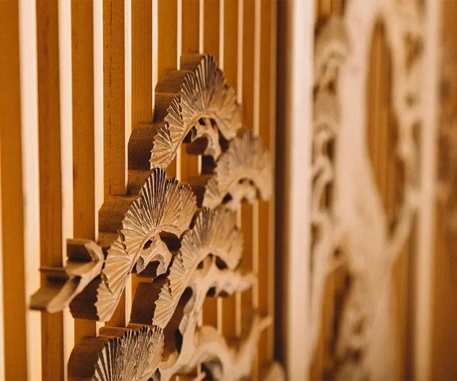 精巧な松の組子を横から眺めている写真
