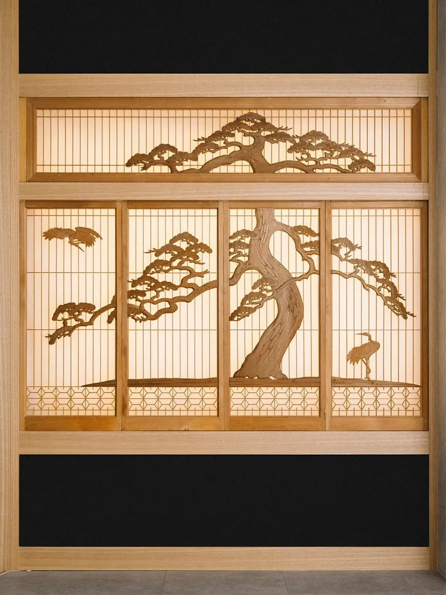 大きな松の木が組子で描かれた書院障子のスタジオ