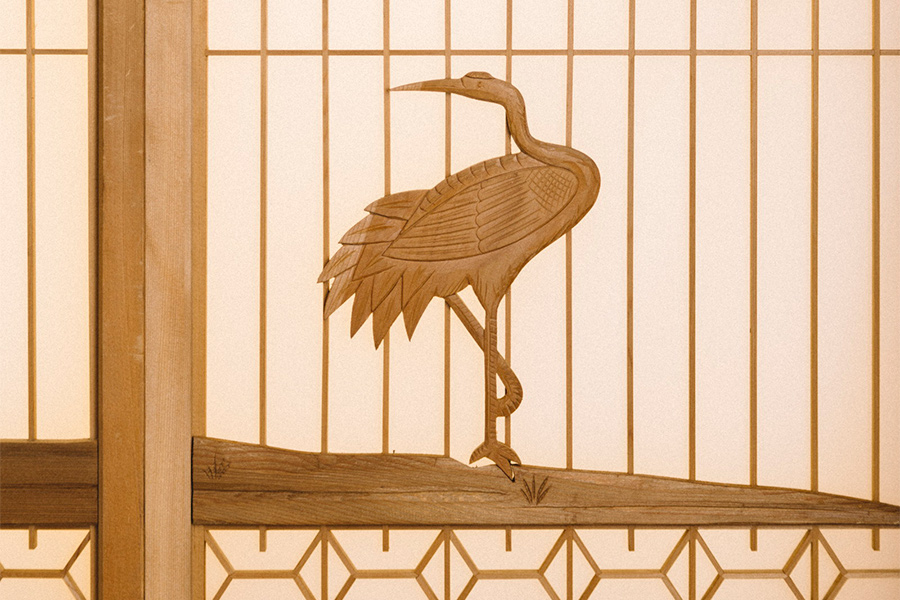 繊細に作られた鶴の組子写真