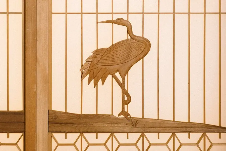 繊細に作られた鶴の組子写真