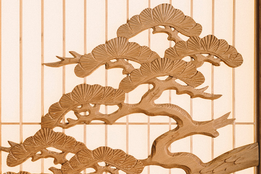 曲線が美しい松の木の組子写真