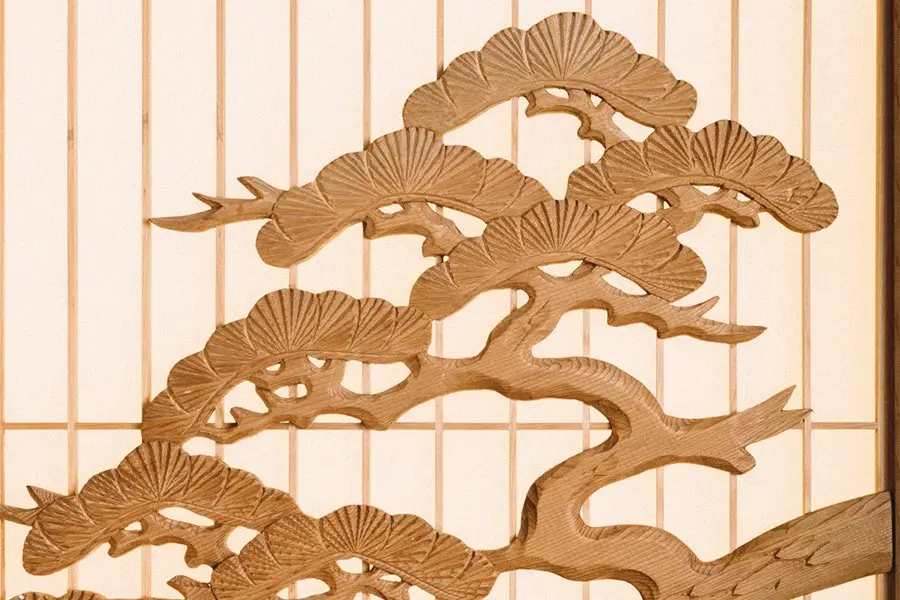 曲線が美しい松の木の組子写真