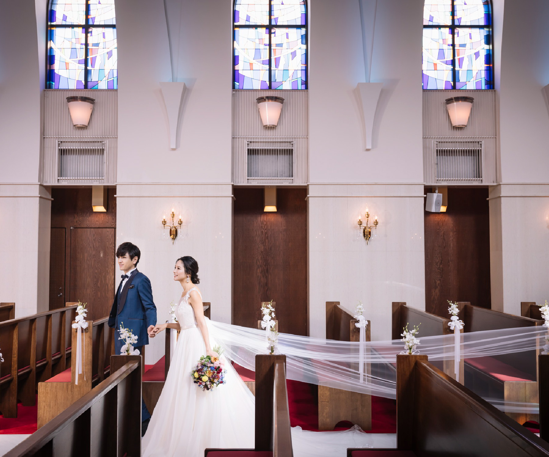 ドレスが美しくなびいている新郎様のウェディングフォト