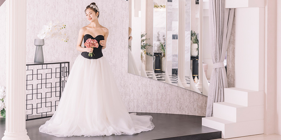 白いスタジオで笑う新婦様の様子