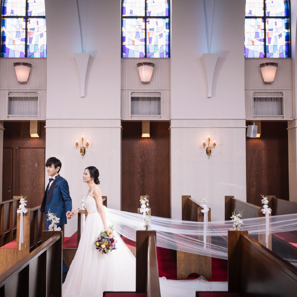 大聖堂を歩く新郎新婦様の結婚写真