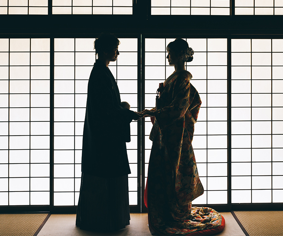 和室で手を取りあう新郎新婦様の和装前撮り