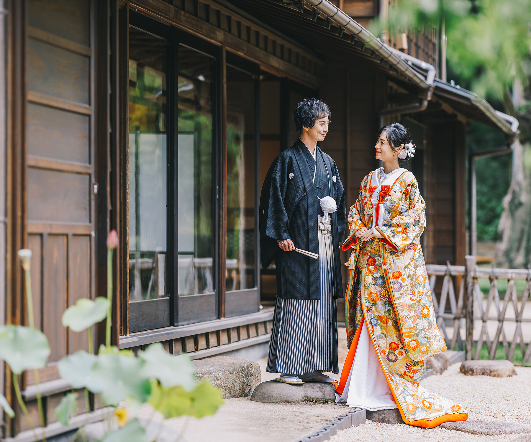 日本家屋の庭園で見つめあう新郎新婦様の結婚写真