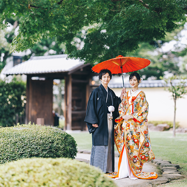 肥後細川庭園で新婦様に和傘をさす新郎様の結婚写真
