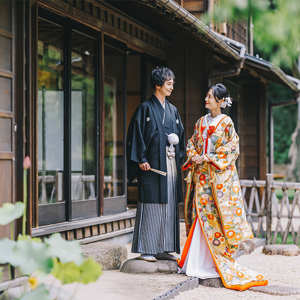 古風な雰囲気の庭で微笑みあう新郎新婦様の和装前撮り