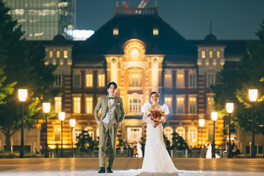 東京駅をバックに抱きしめあう新郎新婦様の結婚写真