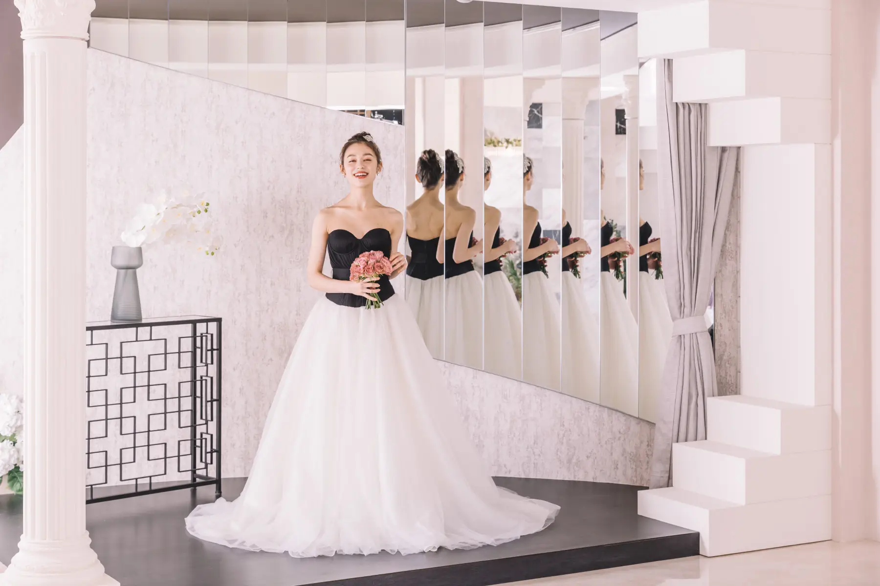 ブーケを持って微笑む新婦様のウェディングフォト