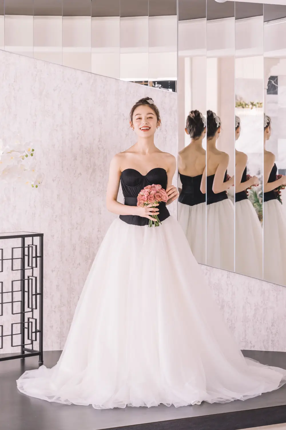 ブーケを持って微笑む新婦様のウェディングフォト