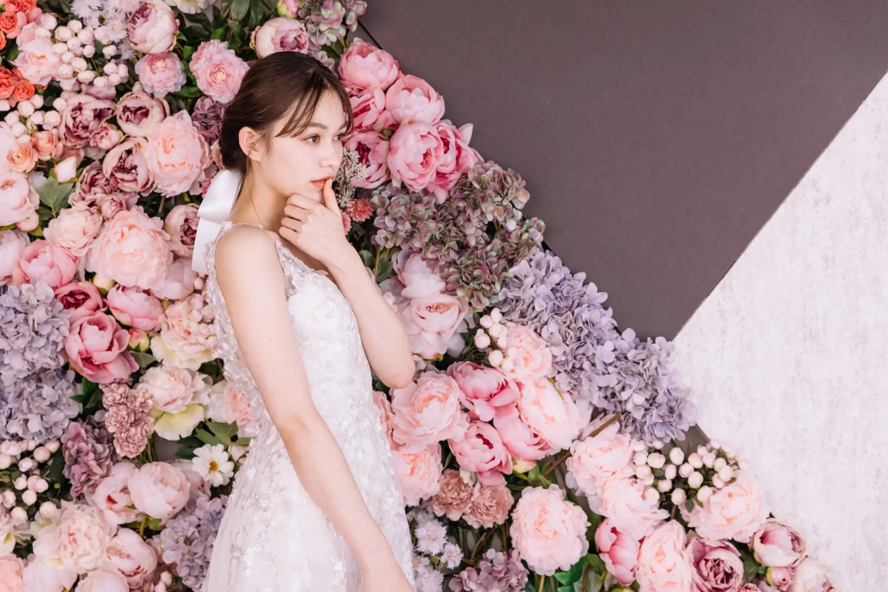 花に囲まれた新婦様のウェディングフォト