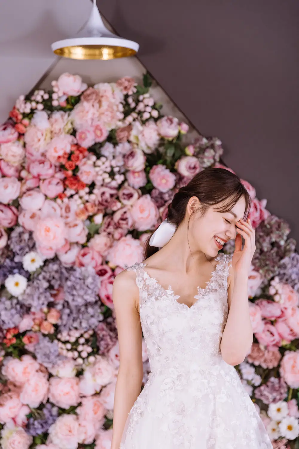 花に囲まれた新婦様のウェディングフォト