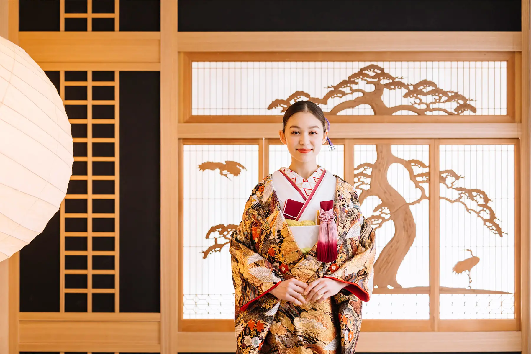 和室で佇む色打掛を着た新婦様の和装前撮り
