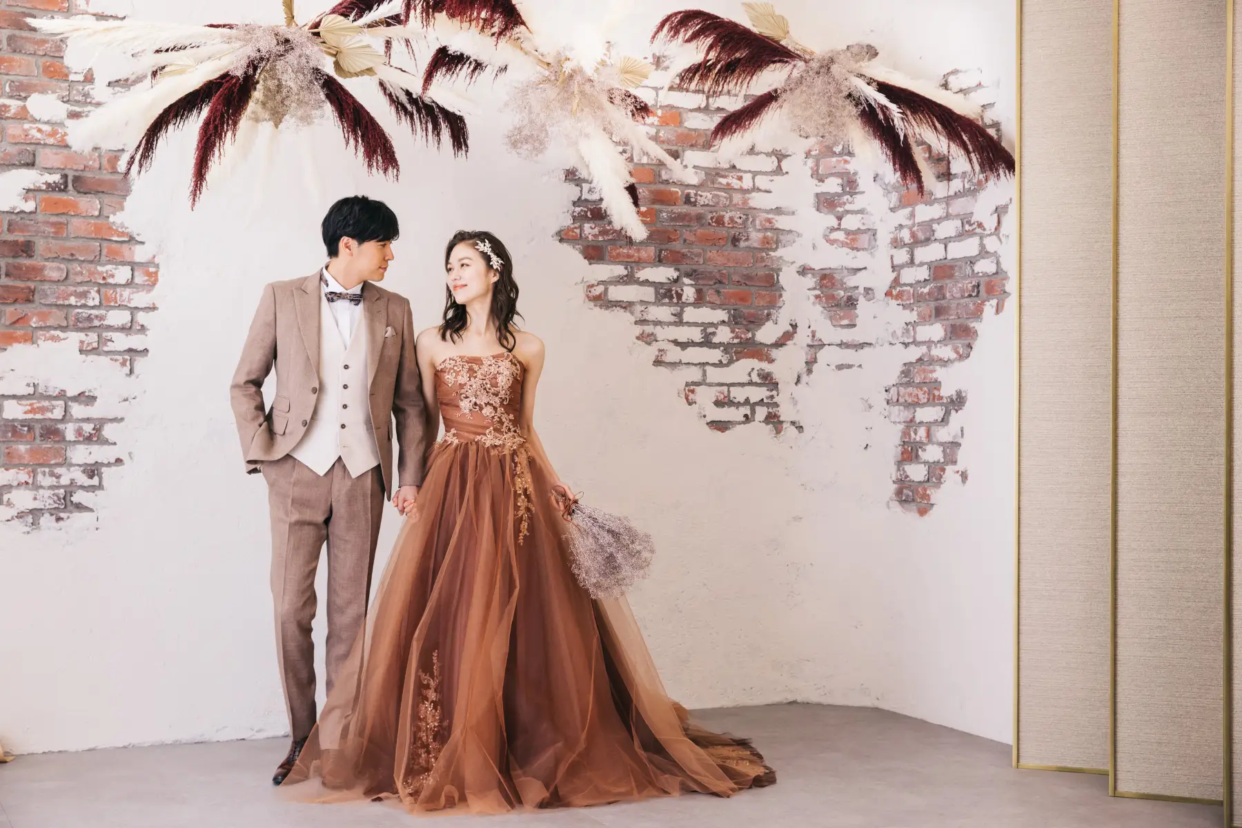 テラコッタのカラードレスを着た結婚写真