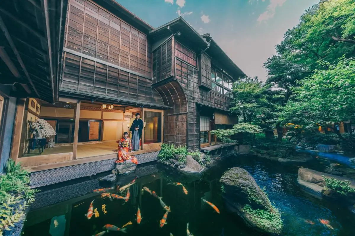 つきじ治作の池を眺める新郎新婦様の和装前撮り