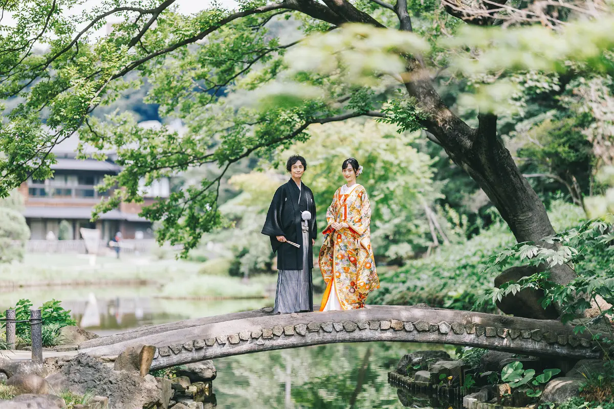 肥後細川庭園の石橋で微笑む新郎新婦様の和装前撮り