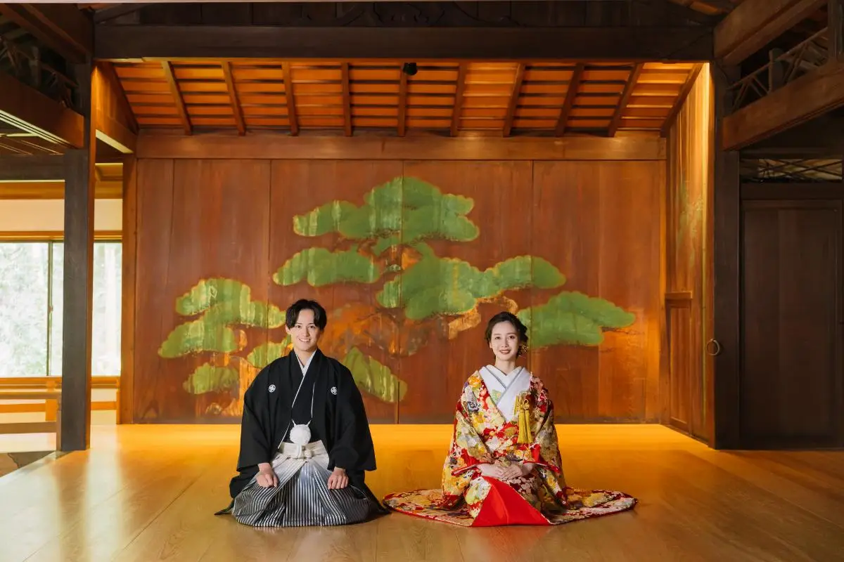 久良岐能舞台で正座をする新郎新婦様の結婚写真