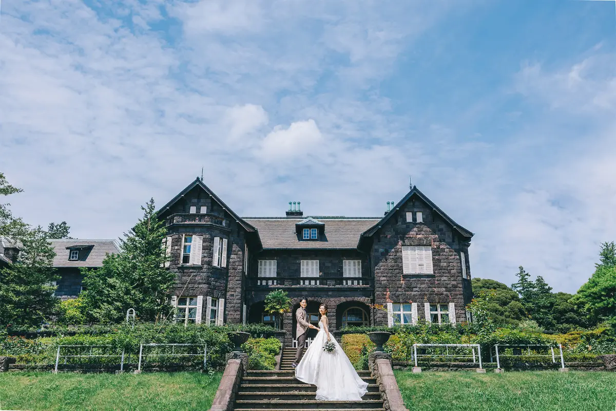 旧古河庭園で手を取り合う新郎新婦様のウェディングフォト