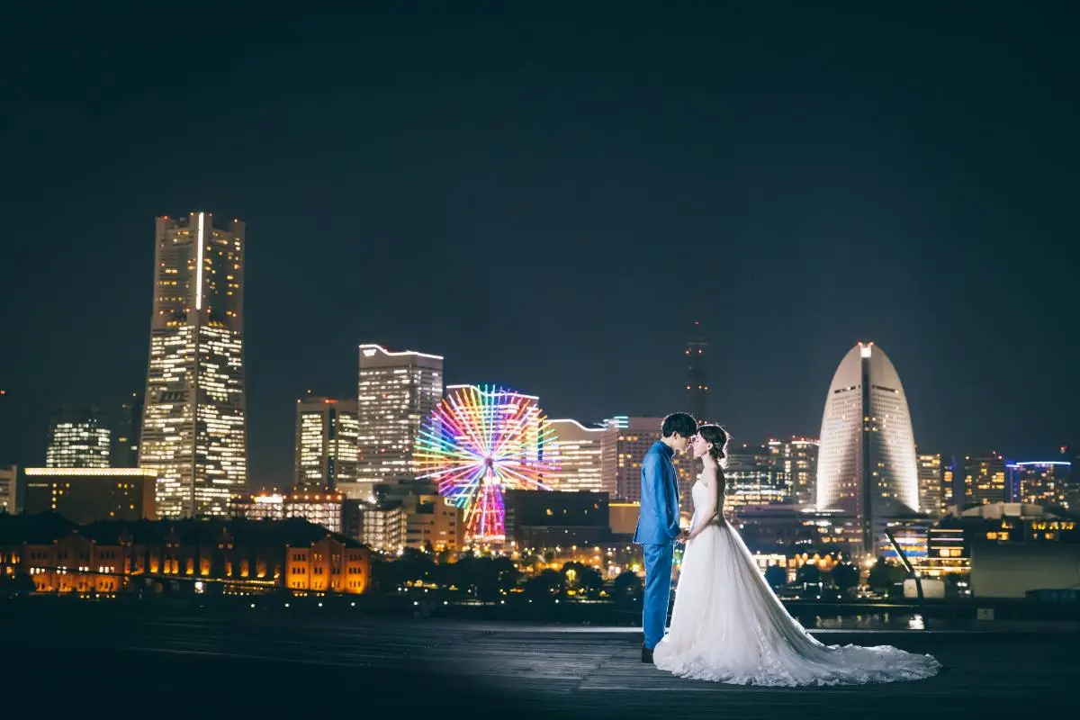 大さん橋で額をくっつける新郎新婦様の結婚写真