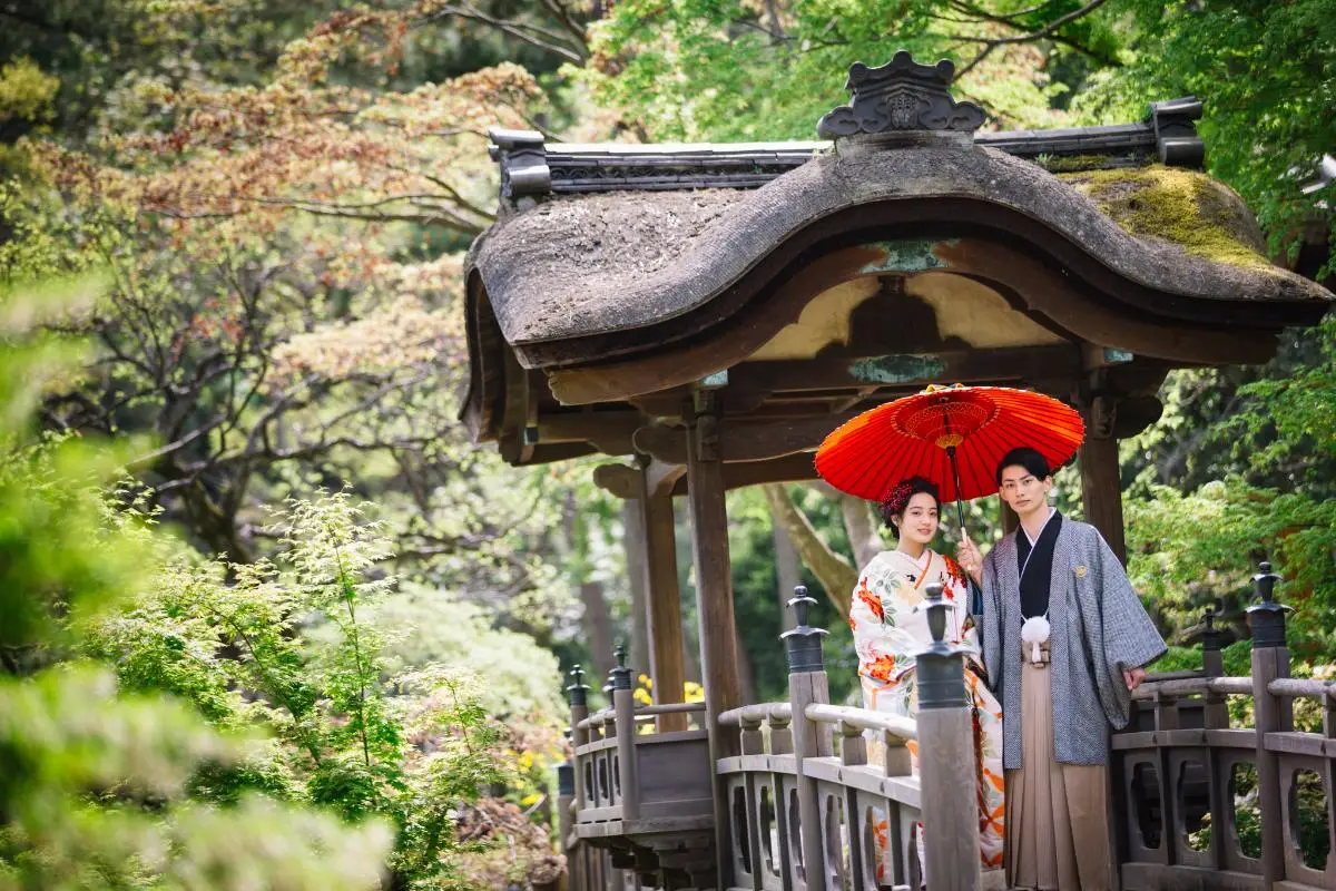 三渓園で和傘をさす新婦様と新婦様の和装前撮り