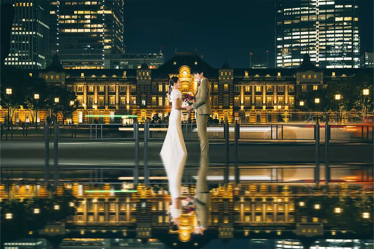 東京駅をバックに抱きしめあう新郎新婦様の結婚写真